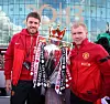 Michael Carrick og Paul Scholes med Premier League-troféet under seiersparaden etter seriegullet i 2012/13-sesongen, 13. mai 2013.