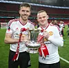 Michael Carrick og Wayne Rooney med FA-cuptroféet på Wembley, 21. mai 2016.