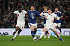 Kobbie Mainoo og Elliot Anderson samarbeider for landslaget om å stoppe Daichi Kamada. England-Japan, 31. mars 2026.
