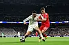 Samuel Dahl i kamp om ballen med Trent Alexander-Arnold på Estadio Bernabéu. Real Madrid-Benfica, 25. februar 2026.