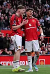 Jack Moorhouse og Shea Lacey feirer førstnevntes mål for U21-laget på Old Trafford, 7. april 2026.