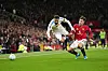Jayden Bogle takles av Manuel Ugarte, Manchester United 1-2 Leeds United, 13. april 2026.