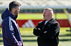 Michael Carrick i samtale med Wayne Rooney på Carrington i forbindelse med trening, 23. april 2026.