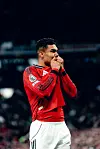 Casemiro kysser Manchester United-logoen etter 1-0-scoringen mot Brentford, 27. april 2026.