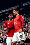 Amad Diallo og Casemiro feirer sistnevntes 1-0-mål, Manchester United mot Brentford, 27. april 2026.