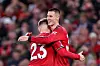 Luke Shaw og Benjamin Sesko klemmer etter Seskos 2-0-mål mot Brentford på Old Trafford, 27. april 2026.