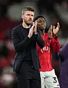 Michael Carrick og Kobbie Mainoo applauderer fansen etter 2-1-seieren mot Brentford, 27. april 2026.