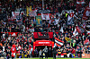 Manchester United-fans med røde og hvite flagg og bannere på tribunen på Old Trafford.