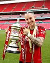 Leah Galton med FA-cuptroféet på Wembley etter Uniteds 4-0-seier mot Tottenham, 12. mai 2024.
