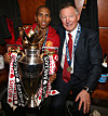 Ashley Young og Sir Alex Ferguson med Premier League-troféet i garderoben etter Manchester United mot Swansea, 12. mai 2013.
