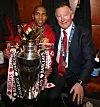 Ashley Young og Sir Alex Ferguson med Premier League-troféet i garderoben etter Manchester United mot Swansea, 12. mai 2013.