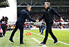 Ipswich-manager Kieran McKenna hilser på Wrexham-manager Phil Parkinson, 21. februar 2026.