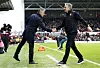 Ipswich-manager Kieran McKenna hilser på Wrexham-manager Phil Parkinson, 21. februar 2026.