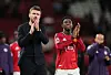 Michael Carrick og Kobbie Mainoo som applauderer fansen, 27. april 2026.