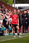 Julia Zigiotti som gjør seg klar til å ta innkast for United, Marc Skinner i bakgrunnen, 2. mai 2026.