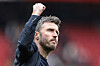 Michael Carrick med en knyttneve i været for å feire 3-2-seieren mot Liverpool, 3. mai 2026