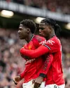 Kobbie Mainoo og Ayden Heaven etter Mainoos 3-2-scoring mot Liverpool, 3. mai 2026.