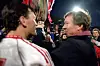 Bryan Robson og Alex Ferguson viser frem cupvinnercuptroféet etter 2-1-seieren mot Barcelona i Rotterdam, 15. mai 1991.