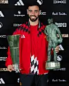 Bruno Fernandes med prisene for Players' Player of the Year og Sir Matt Busby Fans' Player of the Year, 15. mai 2026.