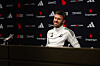 En smilende Michael Carrick på pressekonferanse, 15. mai 2026.