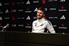 En smilende Michael Carrick på pressekonferanse, 15. mai 2026.