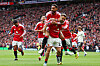 Luke Shaw feirer målet mot Nottingham Forest med en Matheus Cunha-ryggsekk, 17. mai 2026.