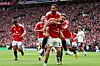 Luke Shaw feirer målet mot Nottingham Forest med en Matheus Cunha-ryggsekk, 17. mai 2026.