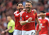 Luke Shaw og Matheus Cunha feirer førstnevntes mål mot Nottingham Forest, 17. mai 2026.