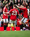 Bruno Fernandes gratuleres av Luke Shaw og Diogo Dalot etter sin 20. målgivende pasning i Premier League for sesongen, 17. mai 2026.