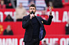 Michael Carrick snakker i mikrofonen på gressmatta på Old Trafford etter siste hjemmekamp, 17. mai 2026.