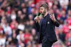 Michael Carrick snakker til Old Trafford i mikrofonen etter 3-2-seieren mot Nottingham Forest, 17. mai 2026