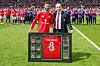 Bruno Fernandes og Omar Berrada markerer at Fernandes mot Nottingham Forest tangerte assistrekorden med 20 i Premier League, 17. mai 2026.