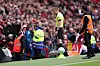 Dommer Michael Salisbury ser på VAR-skjermen under Manchester United 3-2 Nottingham Forest for å finne ut om Bryan Mbeumo hadde handset før Matheus Cunhas 2-1-mål.