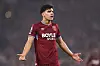West Ham-spiller i rød drakt med armene utstrakt under en fotballkamp.