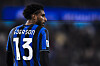 Ederson med Atalanta-drakt nummer 13 står vendt bort fra kamera på banen.