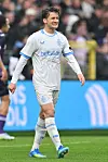 Club Brugge-spiller i hvit drakt går på banen under en kamp mot RSC Anderlecht.
