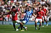 Brighton- og Manchester United-spillere kjemper om ballen under en Premier League-kamp på Amex Stadium.