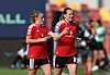 Manchester United-spillere i røde drakter feirer en scoring på banen under World Sevens Football i London.