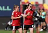 Manchester United-spillere i røde drakter feirer en scoring på banen under World Sevens Football i London.