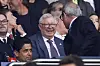 En smilende Sir Alex Ferguson på PSG-Bayern, 28. april 2026, PSG-president Nasser Al-Khelaifi.