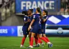 Melvine Malard jubler med lagvenninnene etter å ha scoret målet som viste seg å kvalifisere Frankrike til VM 2027. 9. juni 2026.