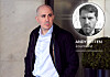 Omar Berrada står utendørs i mørk jakke foran en vegg, med en rund journalistgrafikk til høyre.