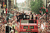 Bussparade etter Treble med hundretusener av United-fans.