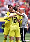 Senne Lammens trøstes av Thibaut Courtois.