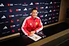 Youri Tielemans poserer med Manchester United-kontrakten, 14. juli 2026.