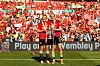 Lisa Fjeldstad Naalsund og Millie Turner med FA-cuptroféet etter FA-cupfinalen mot Tottenham, 12. mai 2024.
