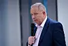 John Stiles, sønnen til Nobby Stiles, snakker i en mikrofon. 10. januar 2025.