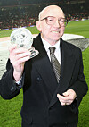 Nobby Stiles, holder en pris som han fikk fra Manchester FA for sine bidrag til fotballen, 29. desember 2008