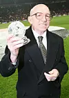 Nobby Stiles, holder en pris som han fikk fra Manchester FA for sine bidrag til fotballen, 29. desember 2008