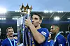 Leicesters Matty James kysser Premier League-troféet, 7. mai 2016.